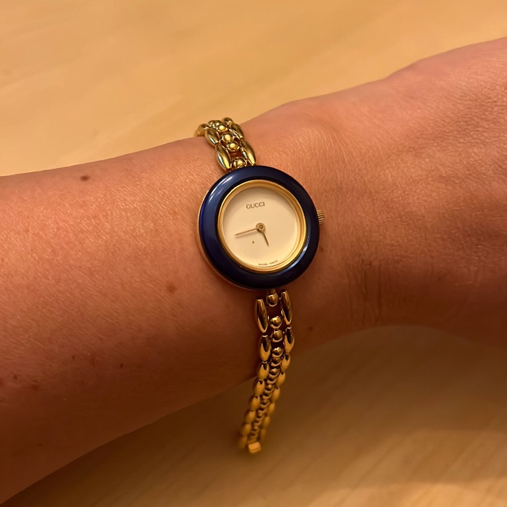 Authentic vintage Gucci watch 5 besel options.